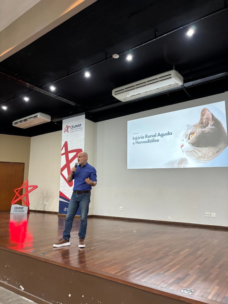 Dr. Sérgio Bicalho, nefrologista veterinário, ministrando palestra sobre injúria renal aguda e hemodiálise no CEUNSP