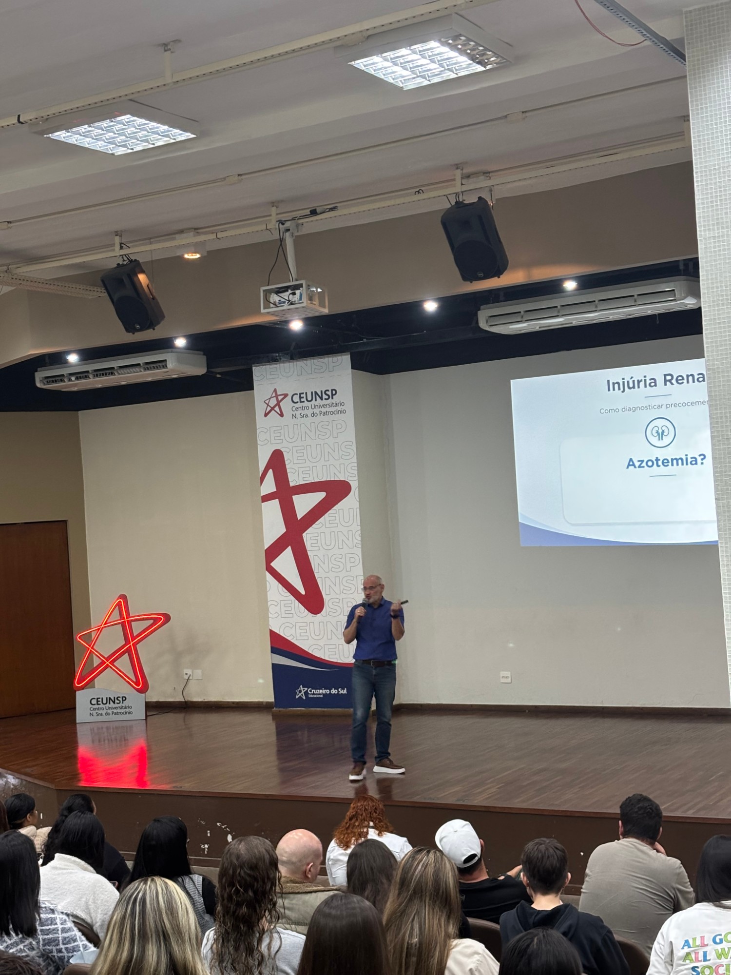 Plateia assistindo à palestra do Dr. Sérgio Bicalho sobre injúria renal aguda e hemodiálise no CEUNSP
